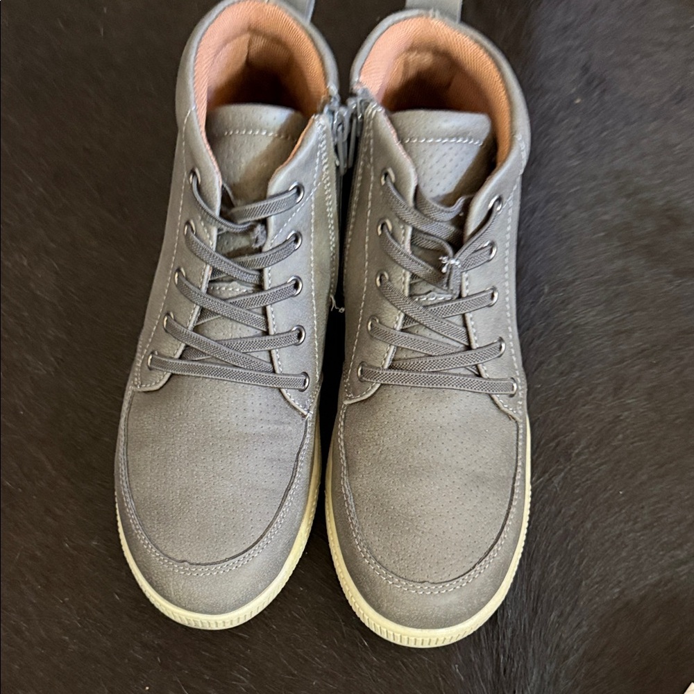 Deer Stags Gray Kids Boots. Pristine condition.